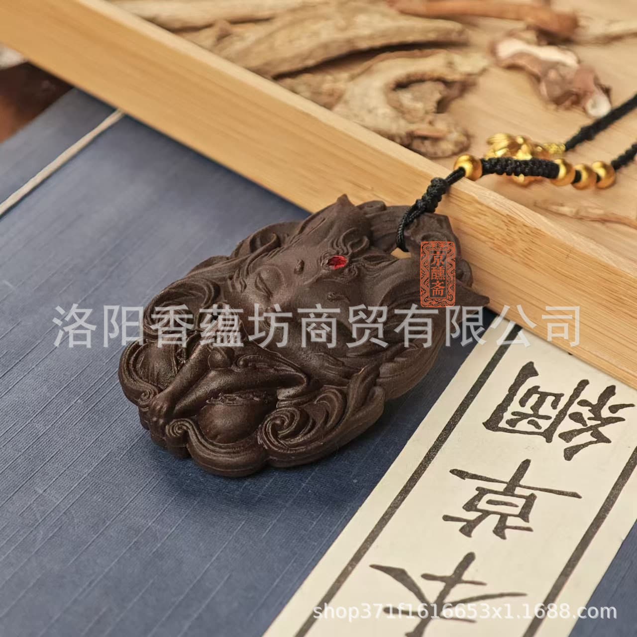 Nine-tailed Fox Brand Pendant Necklace Women's Hand-carved Ruihe Fragrance Clear Eyes Natural Blended Fragrance Bead Pendant Wholesale Carving