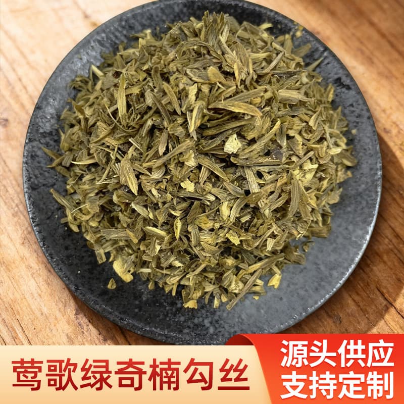 Condensing the essence of nature, the Yingge Green Qinan agarwood fragments exude a delicate fragrance, a blend of sweet and cool notes from the original wood.