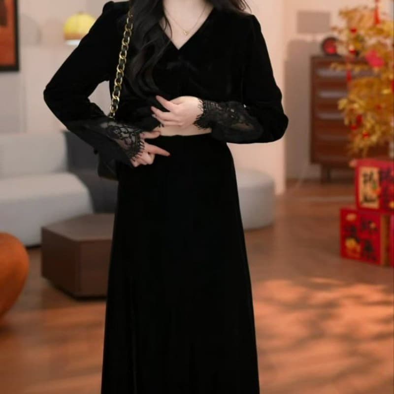 Mother's Spring New Velvet Dress, Fashionable, Elegant, Versatile, Slimming, Warm, Lace Patchwork, Faux Two-Piece Long Dress