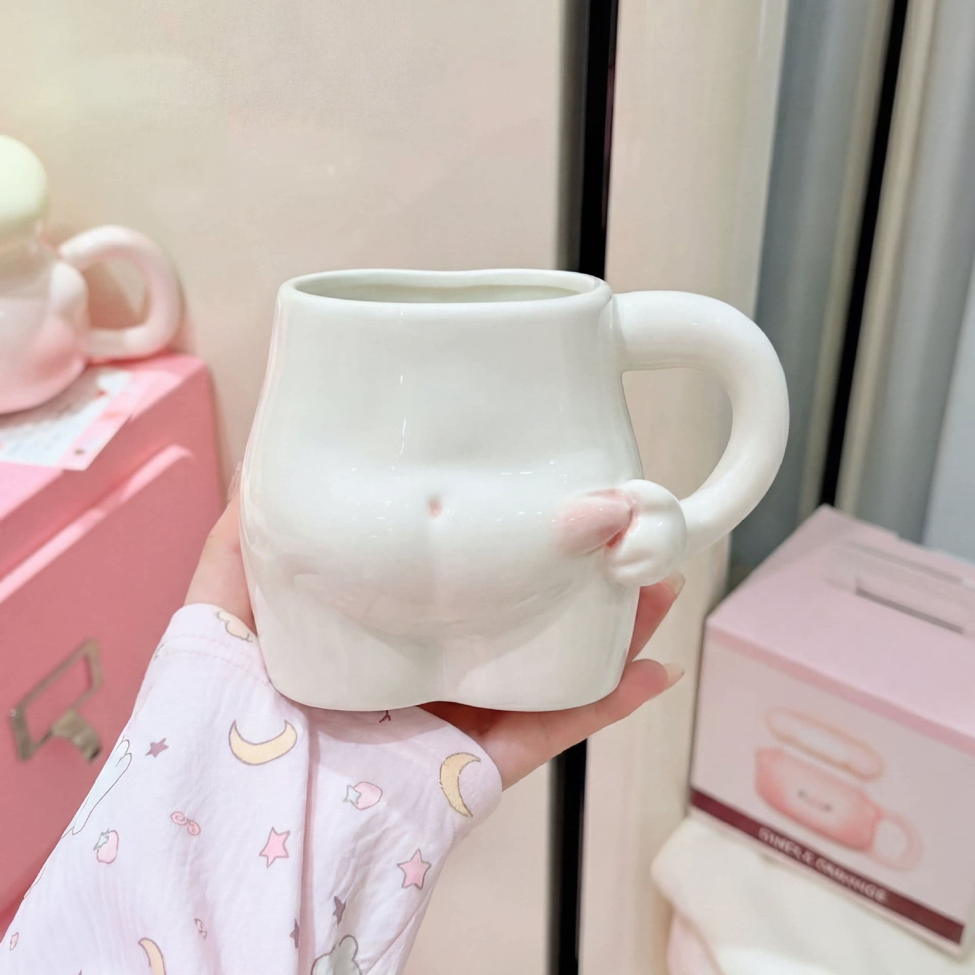 Cute Funny Belly Pinch Mug Novelty Birthday Gift High-Quality Ceramic Mug Birthday Gift Souvenir