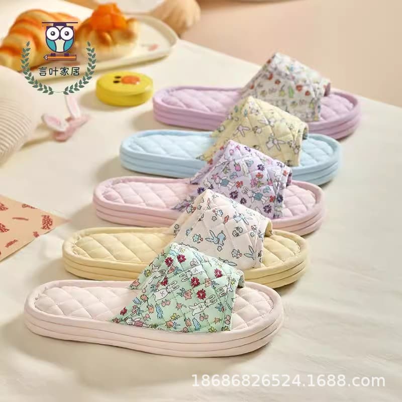 New machine washable indoor silent slippers for men and women, suitable for spring and autumn all year round, made of fabric with cotton soles.