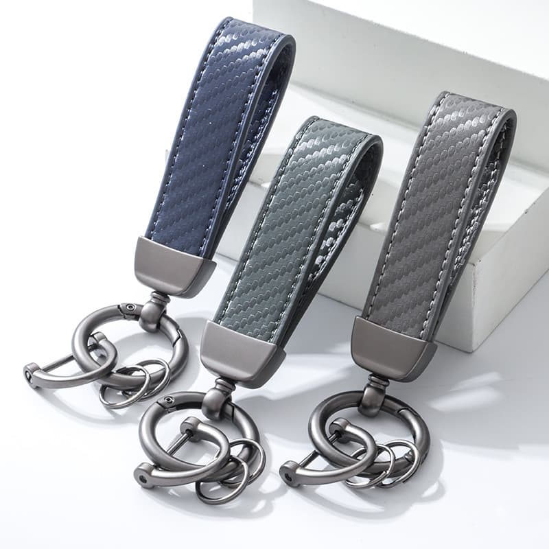 New carbon fiber pattern car keychain, fashionable anti-lost figure pendant, metal men's and women's accessories leather keychain
