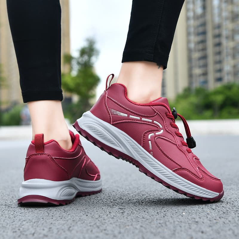 Elderly Shoes Women Autumn Winter New Leather Water-Resistant Middle-Aged Casual Sports Mom Shoes Soft Sole Lightweight Walking Shoes