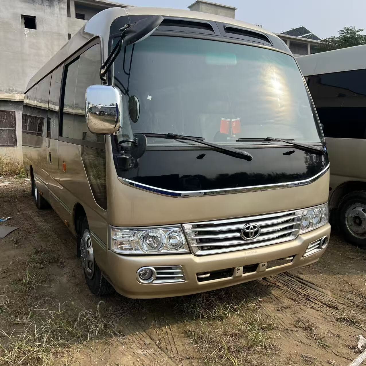 Refurbished Toyota Hiace Minibus Cross-Border 19-Seat 23-Seat Minibus Passenger Toyota Coaster Business Reception Vehicle
