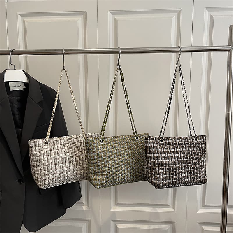 Woven stylish commuter handbag, fashionable and simple crossbody bag, textured chain check single-shoulder bag, trendy underarm bag