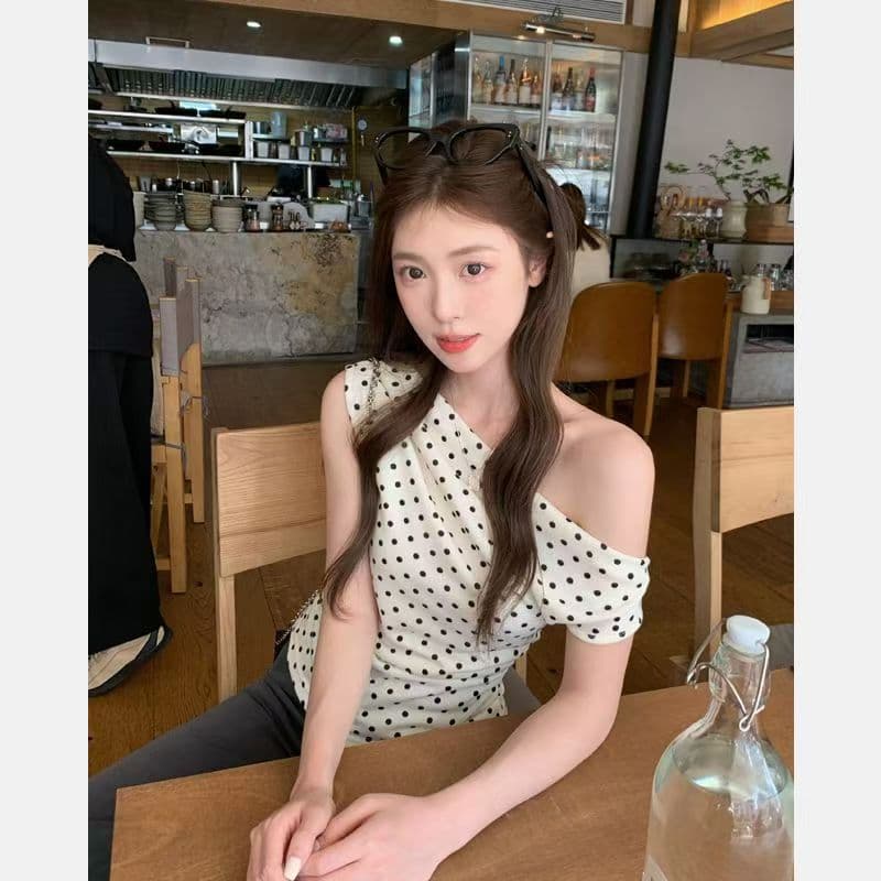 Sweet polka dot pure desire slanted shoulder short-sleeved T-shirt for women 2026 summer off-shoulder one-line collar sleeveless versatile top trend