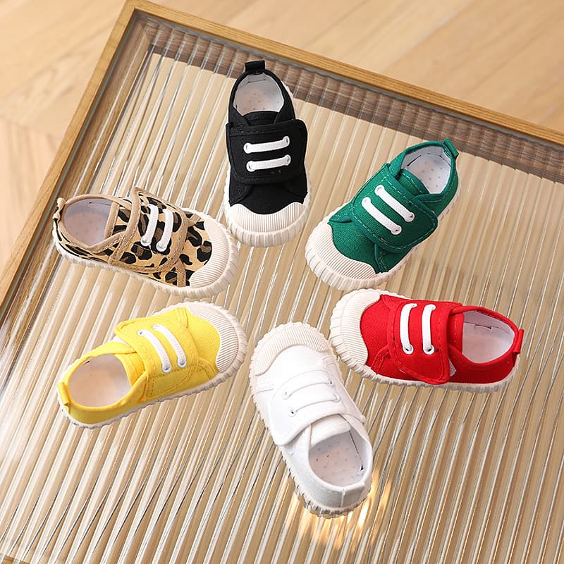 Children's casual canvas soft-soled low-top spring and autumn Velcro white shoes for boys and girls, learning to walk.