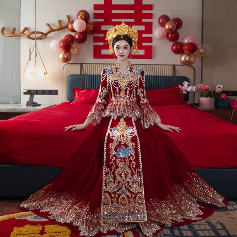2025 New High-End Velvet V-Neck Xiuhe Suit, Petite-Friendly Slim-Fit Chinese Wedding Attire, Chinese Style