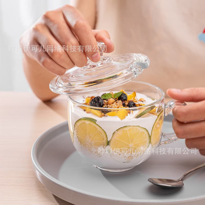 Glass milk/breakfast cup with lid, heat-resistant for home use, suitable for drinking water, tea, milk, juice, and other beverages.