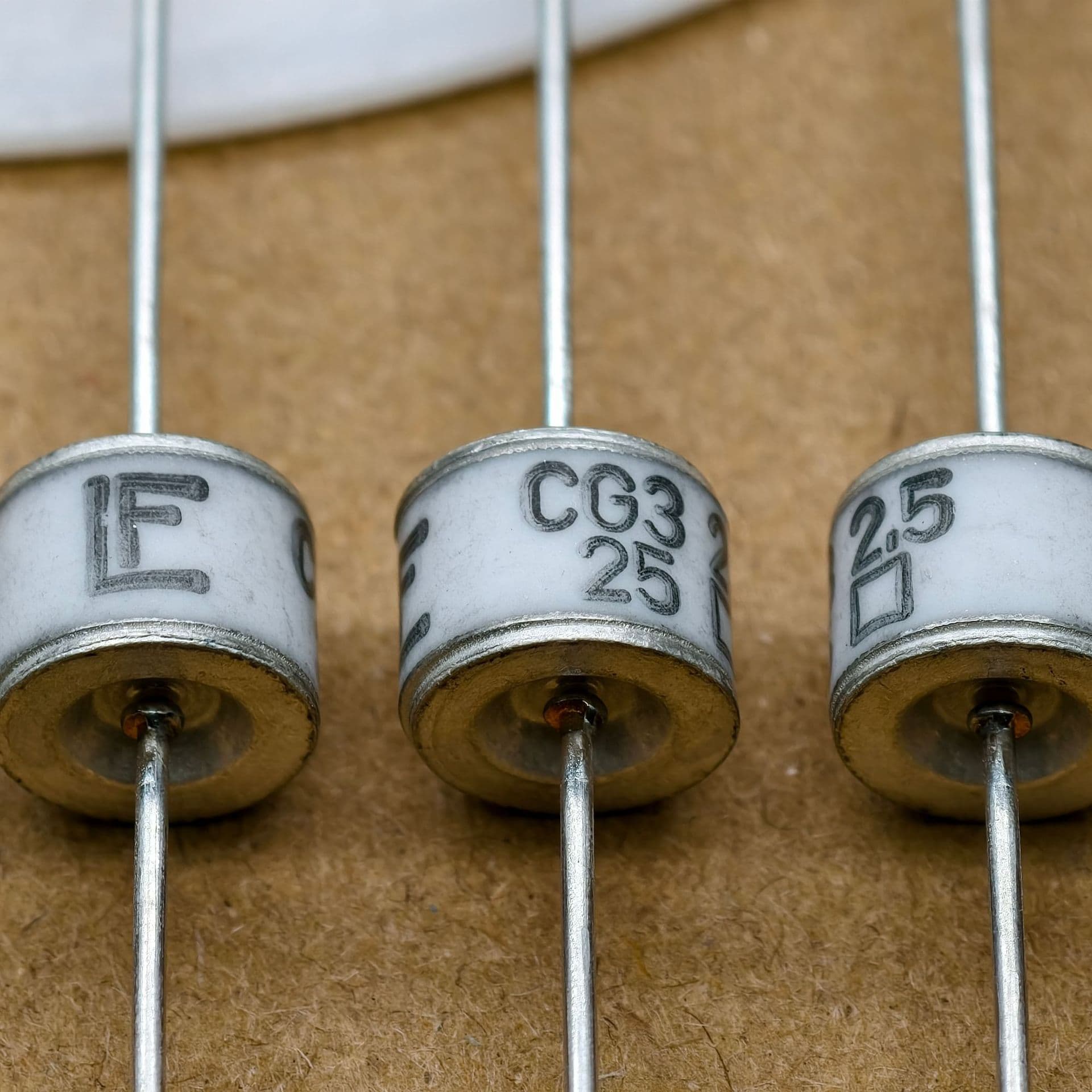 In Stock CG32.5LTR Gas Discharge Tube 2500V Lightning Protection Device Circuit Overvoltage Protection