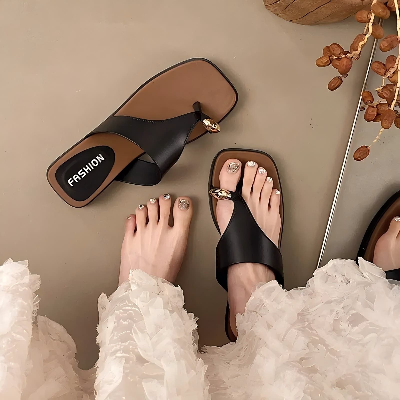 Retro high-end thick-soled beach sandals with skirts 2026 new fashion casual French flip-flops for women's outer wear