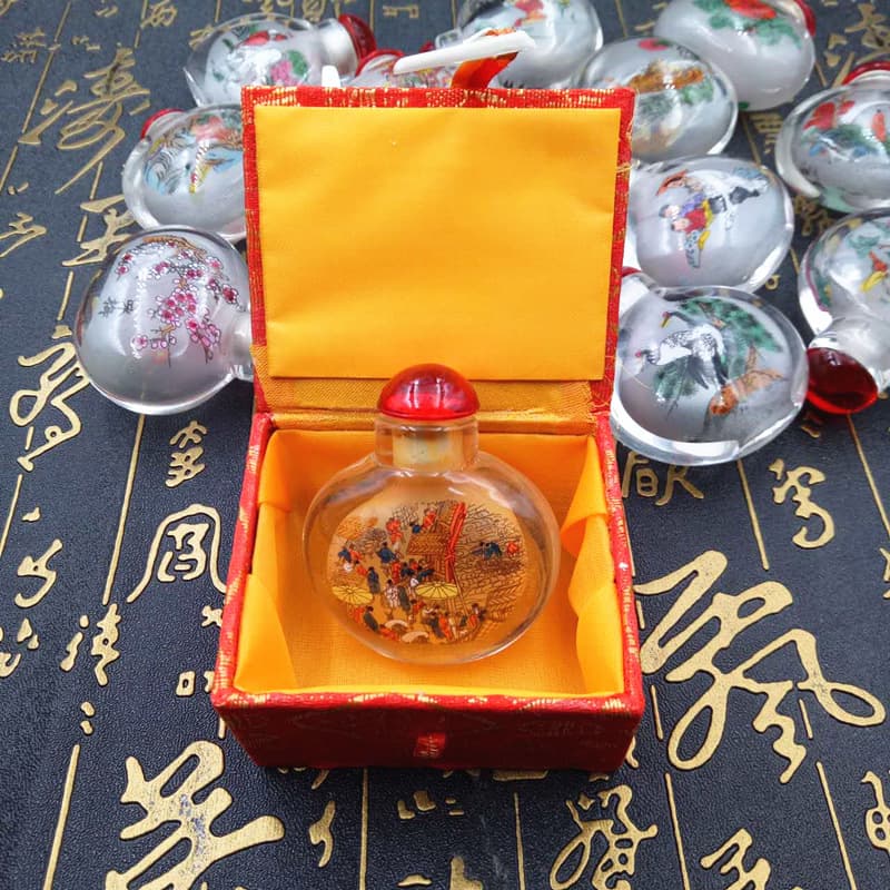 Hengshui interior painted snuff bottle, mini size, distinctive craftwork ideal as a gift for foreigners, classmates, or friends.