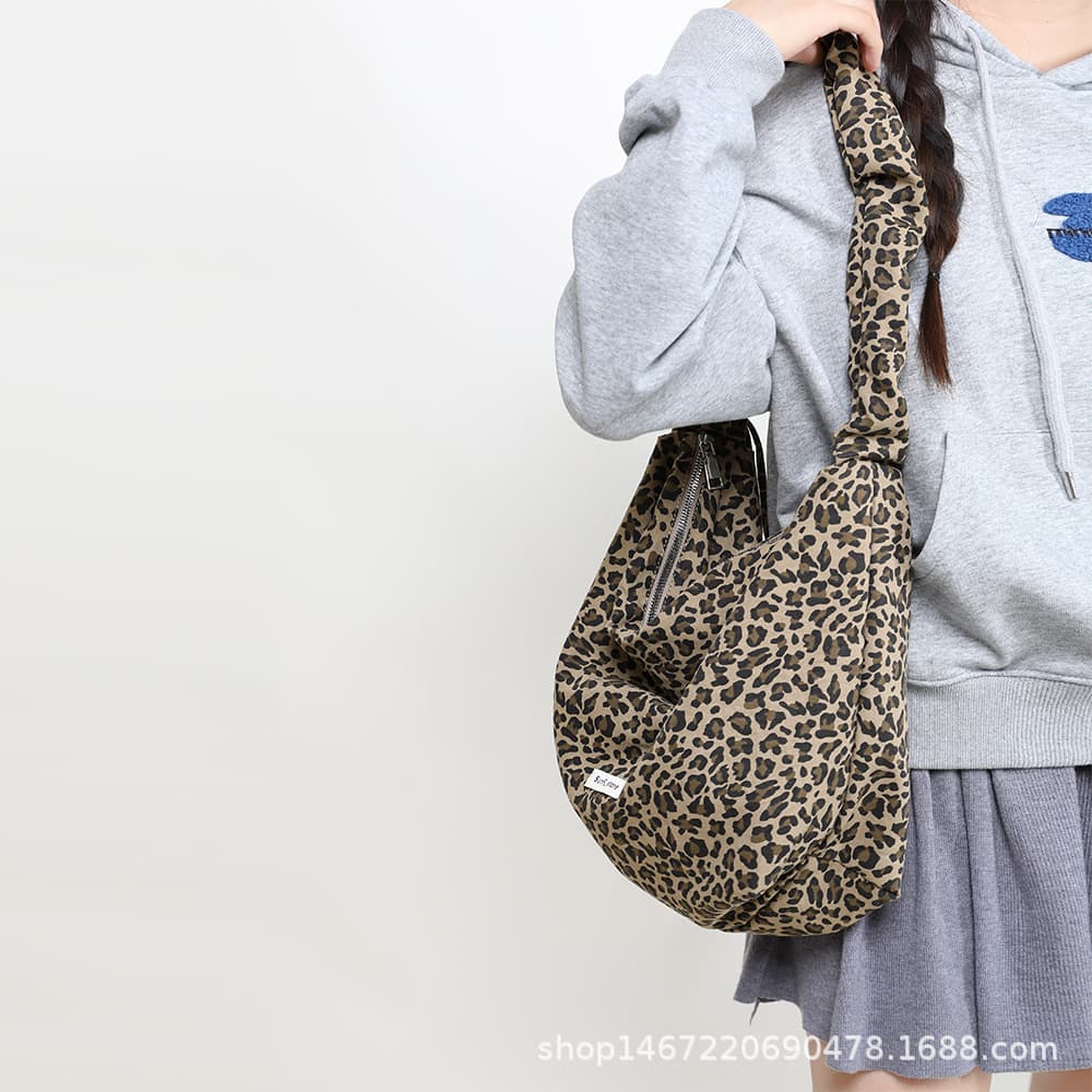 Trendy Large Capacity Canvas Tote Bag Women's Spring 2025 Casual Shoulder Bag Leisure Crossbody Bag Leopard Print Polyester Material