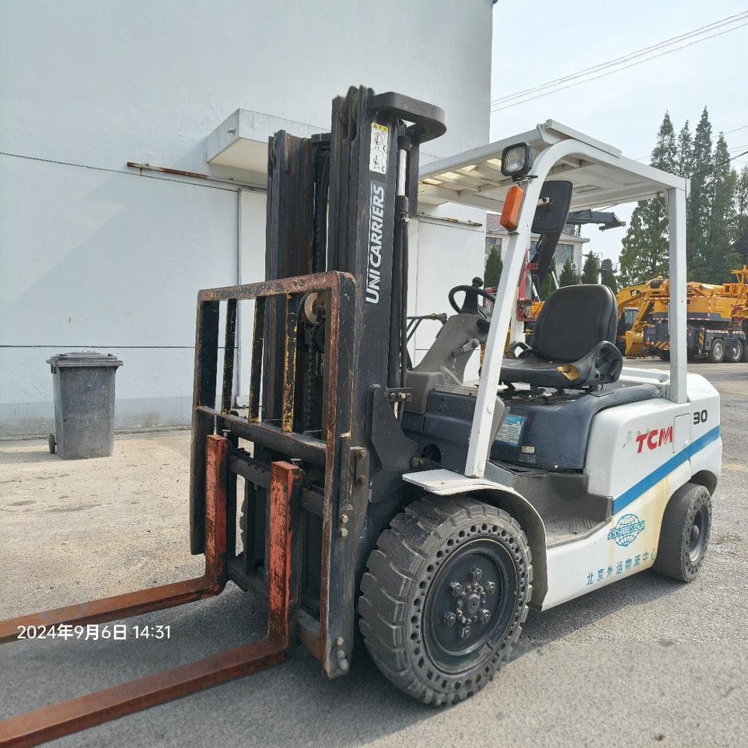 TCM 3-ton forklift, 3-stage mast 4.5 meters, side shift, center cylinder, container forklift, Isuzu engine.