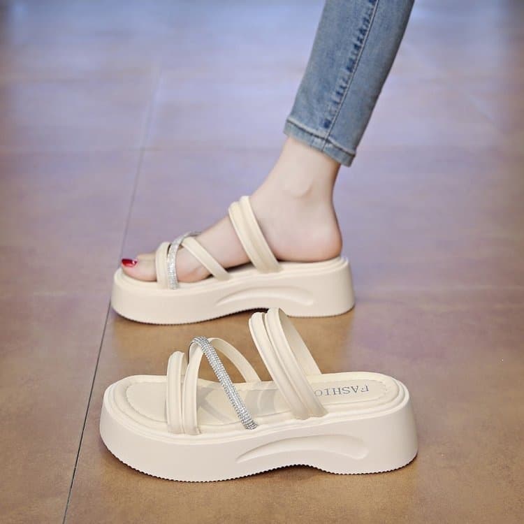Trendy Thick-Soled Slippers for Women Summer Outdoor 2026 New Style Elegant Dress Rhinestone Strap Beach Sandals