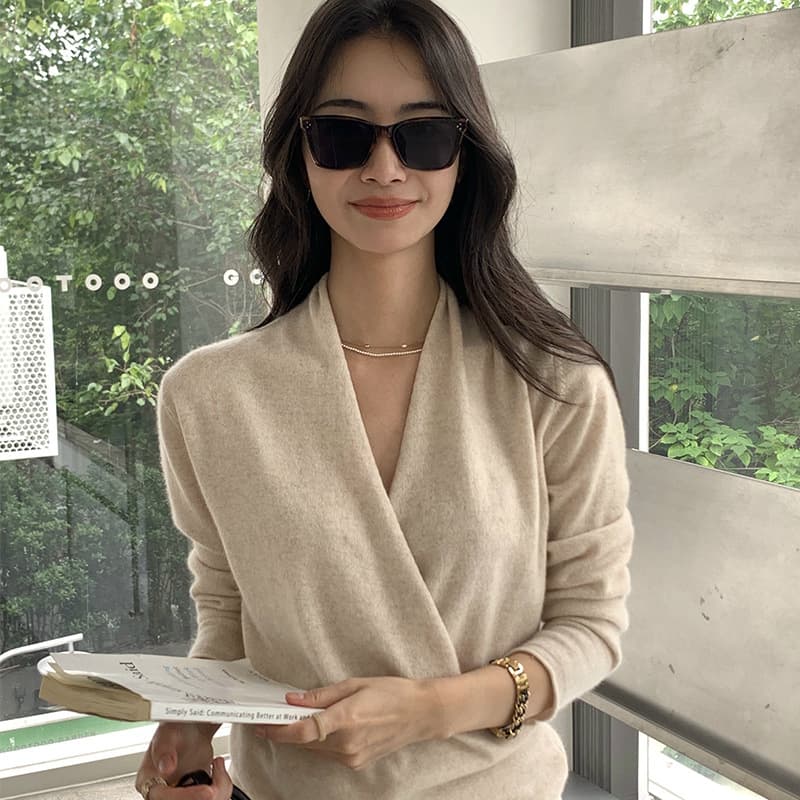 Cross V-neck cashmere sweater women's fashionable gentle loose knit short base layer autumn/winter new style