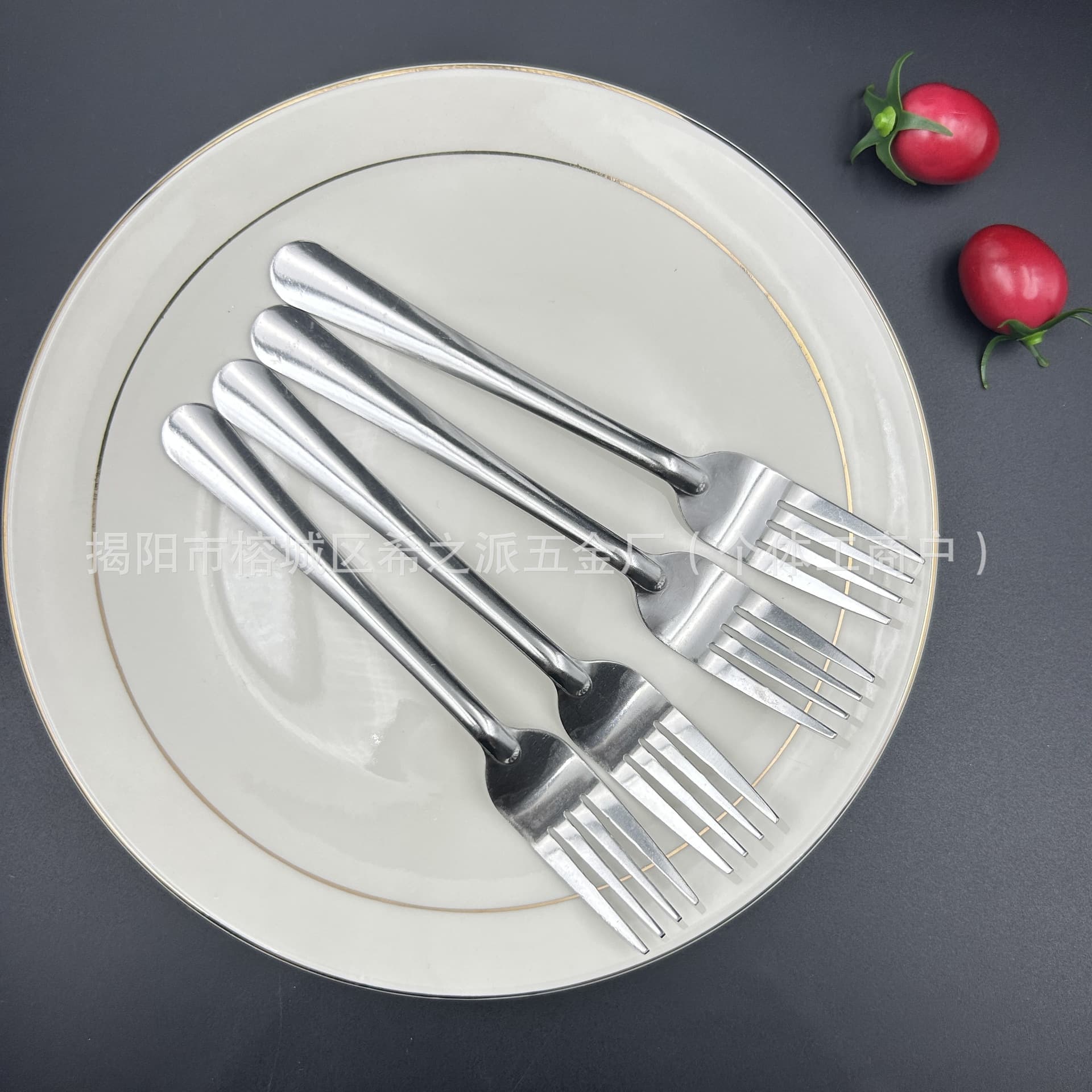 Wholesale spoons, 410 stainless steel forks and spoons with smooth handles and bodies, suitable for hotel and Western-style steak forks and spoons. Logo customization available.