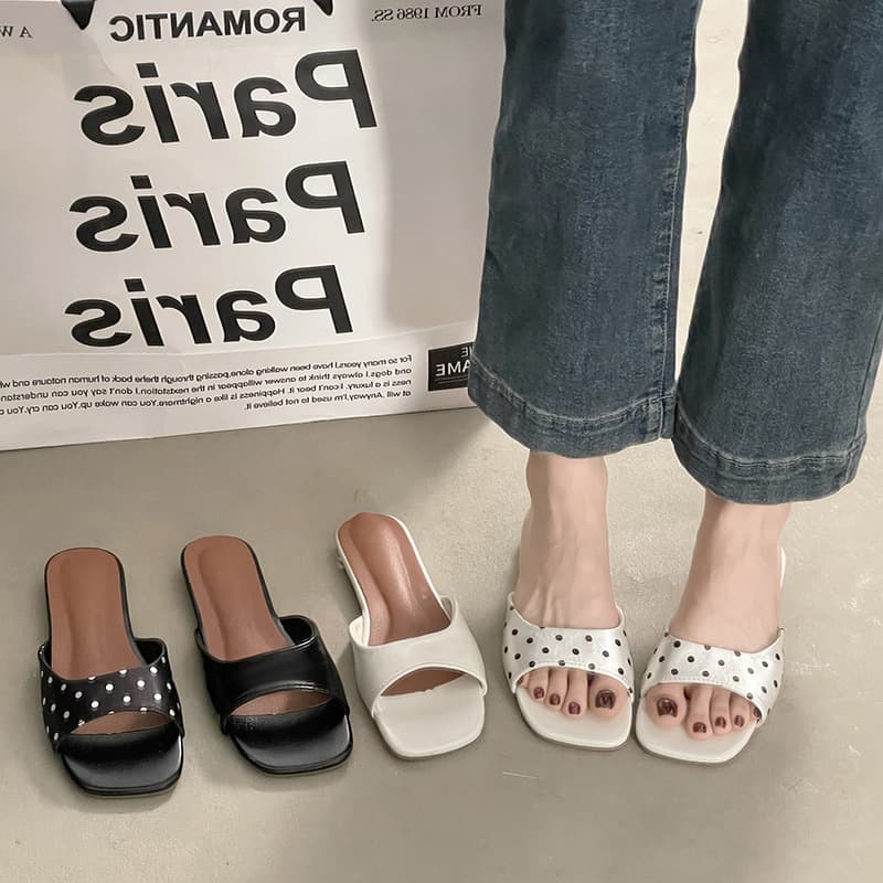 Korean-style Flat One-Strap Slippers for Women 2026 Summer New Design Outdoor Beach Sandals