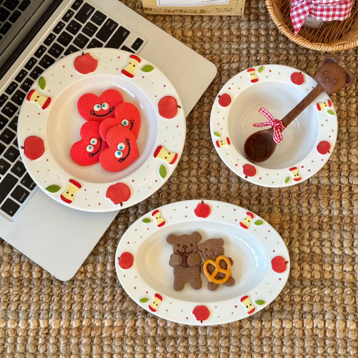 Cute Embossed Hand-Painted Red Apple Ceramic Bowl Plate Yogurt Deep Dish Oval Plate Christmas New Year Tableware Gift