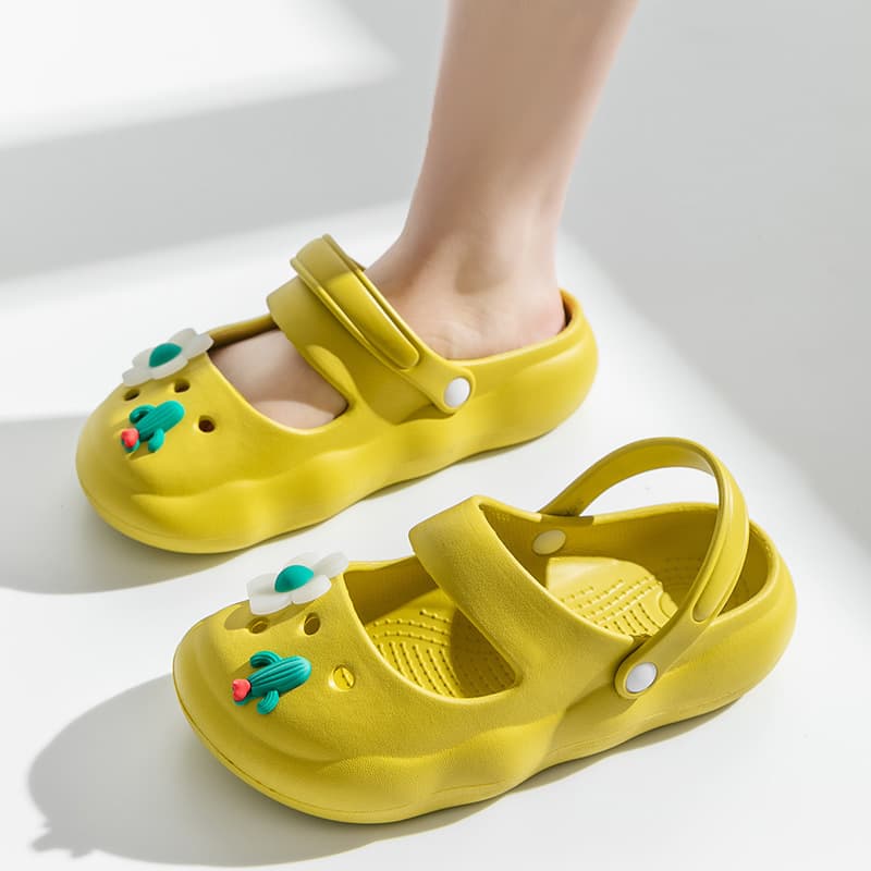 Women's Summer Clogs with Closed-Toe Design, Cute and Versatile for Outdoor Wear, Thick-Soled, Comfortable Garden Non-Slip Beach Sandals