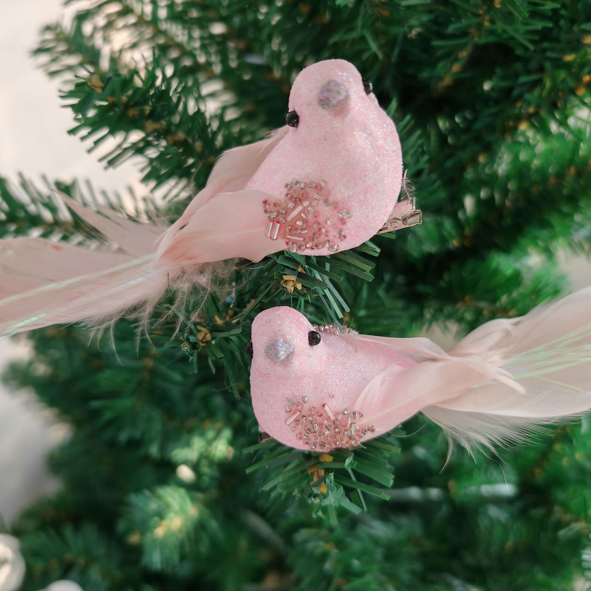 Christmas tree decorations, various colors of pink, platinum and pink birds, holiday supplies, garden ornaments, garden birds, dusted with powder feathers
