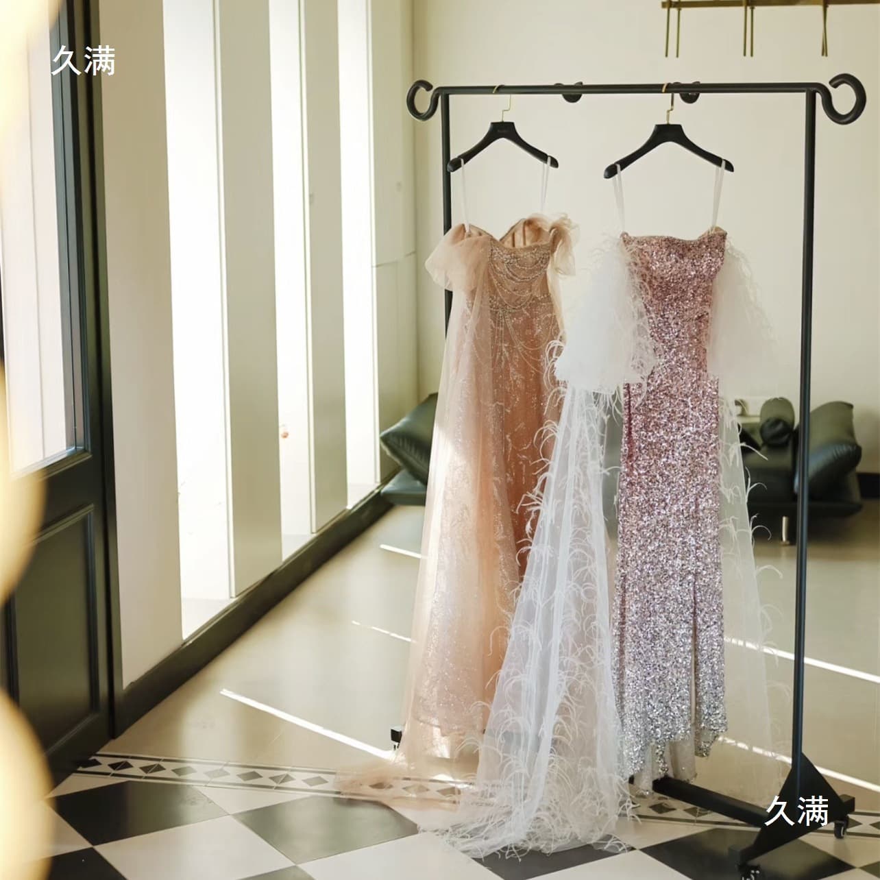 Black floor-standing wedding dress display rack dress display rack Xiuhe clothes hanger hanging clothes rail hanging veil rack