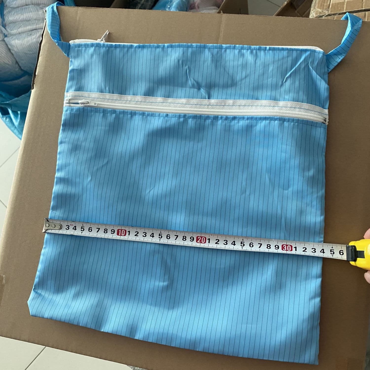 Dongguan manufacturer of anti-static, dustproof, cleanroom double-zipper dust-free bags, blue and white storage bags, dust-free backpacks