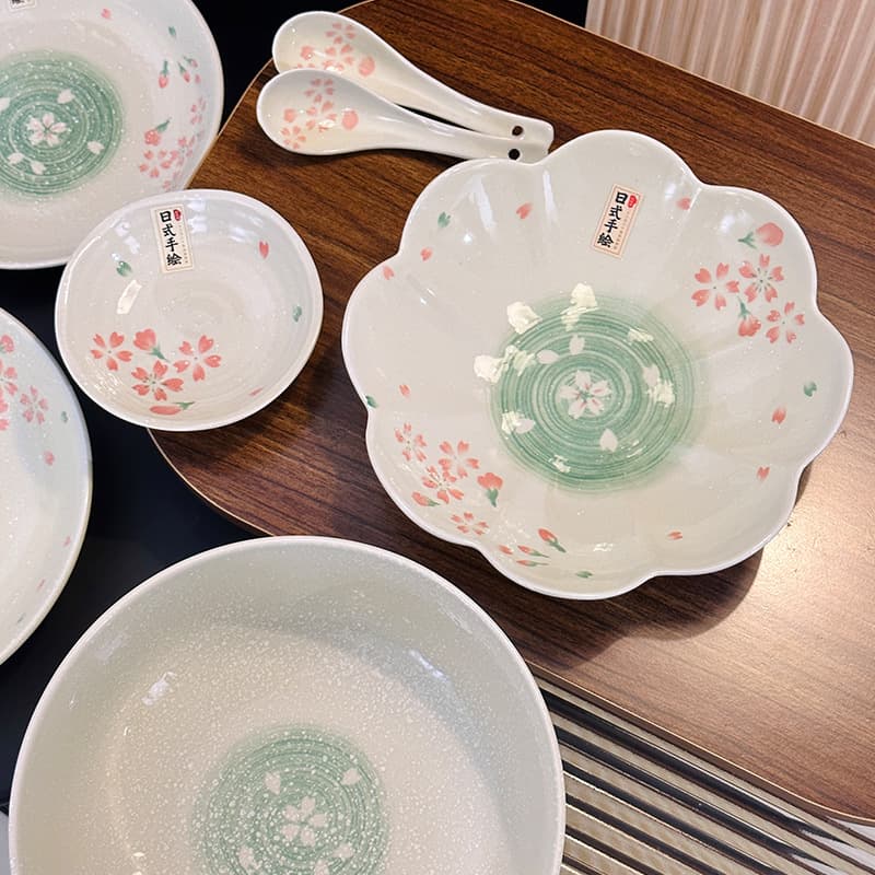 Japanese-style Japanese-style cherry blossom pink ceramic bowls and plates set with underglaze color and high-looking rice bowls, soup bowls, dipping dishes and ramen plates