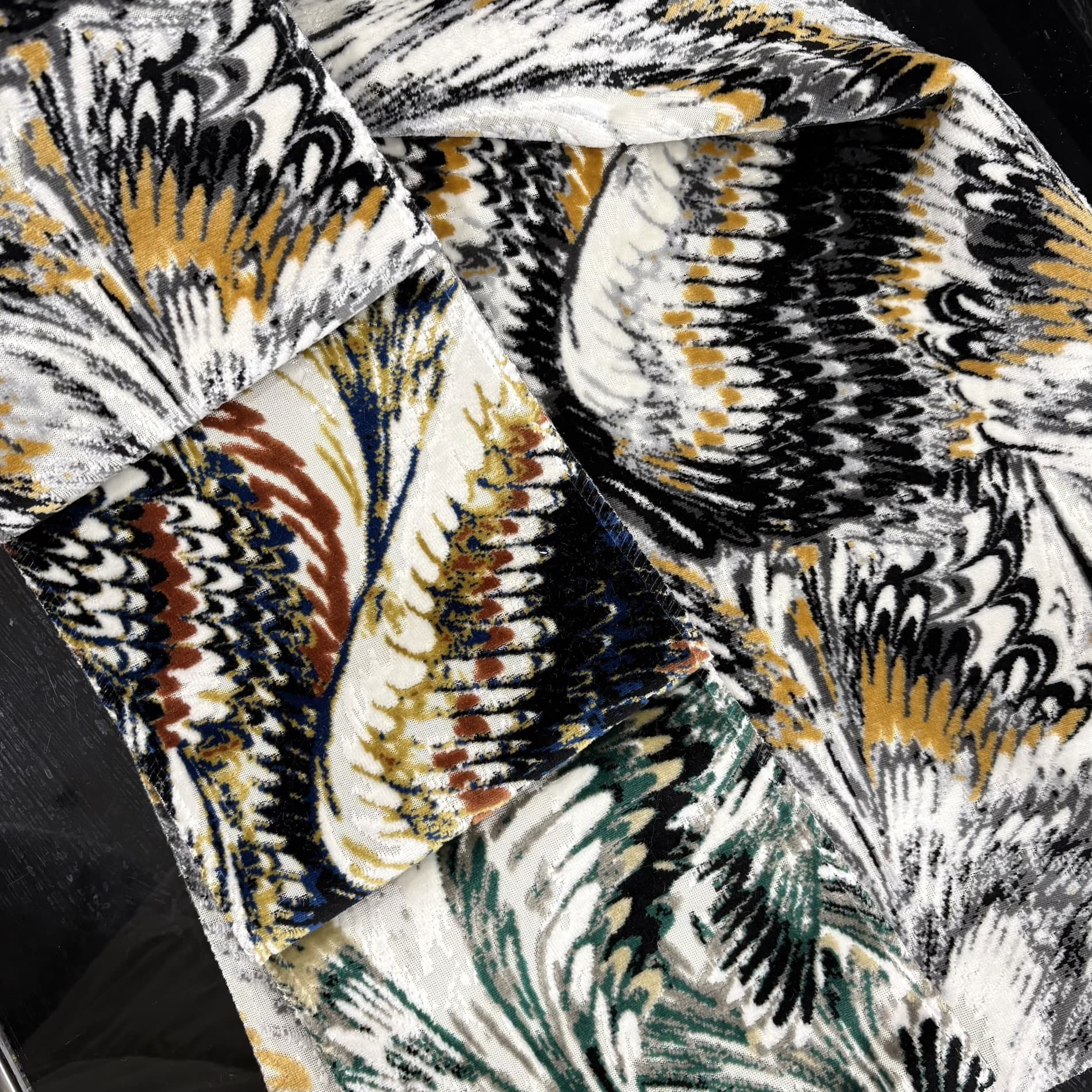 Width 145cm Velvet Fabric with Embossed Cut Velvet Effect, Feather Pattern, Composite Sofa Upholstery Fabric