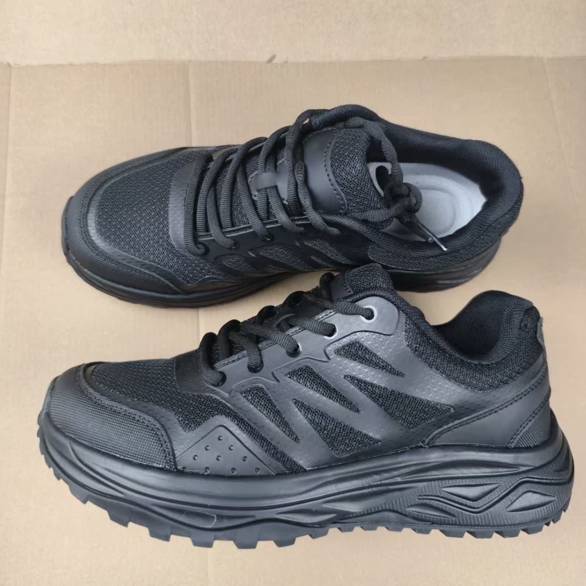 Customized all-black training shoes for men, lightweight and breathable training shoes, outdoor running shoes, anti-static, non-slip, wear-resistant work shoes