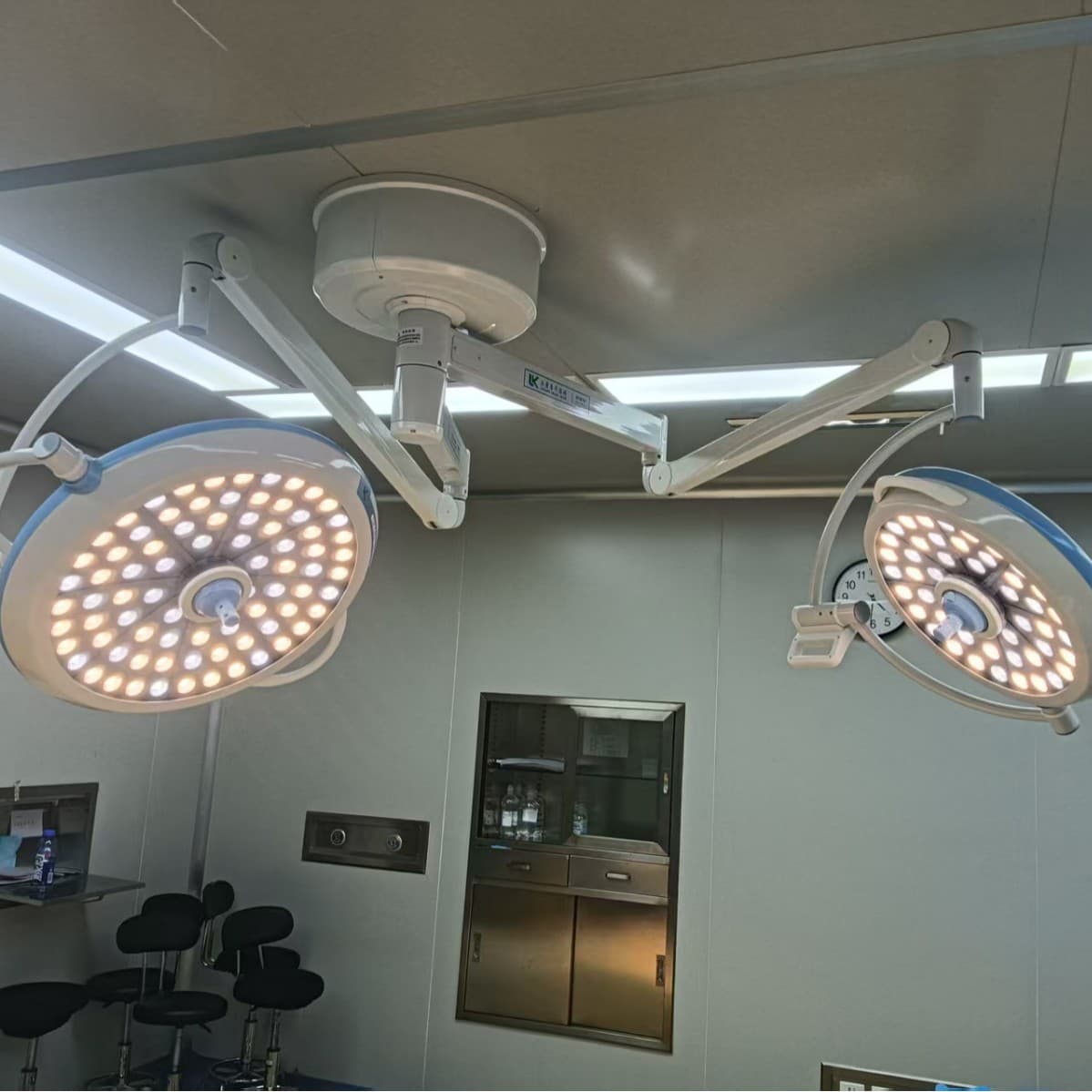 Ceiling-Mounted LED Shadowless Mobile Light with LED Illumination, Single or Double Heads, Cool and Warm Light Sources, Flicker-Free