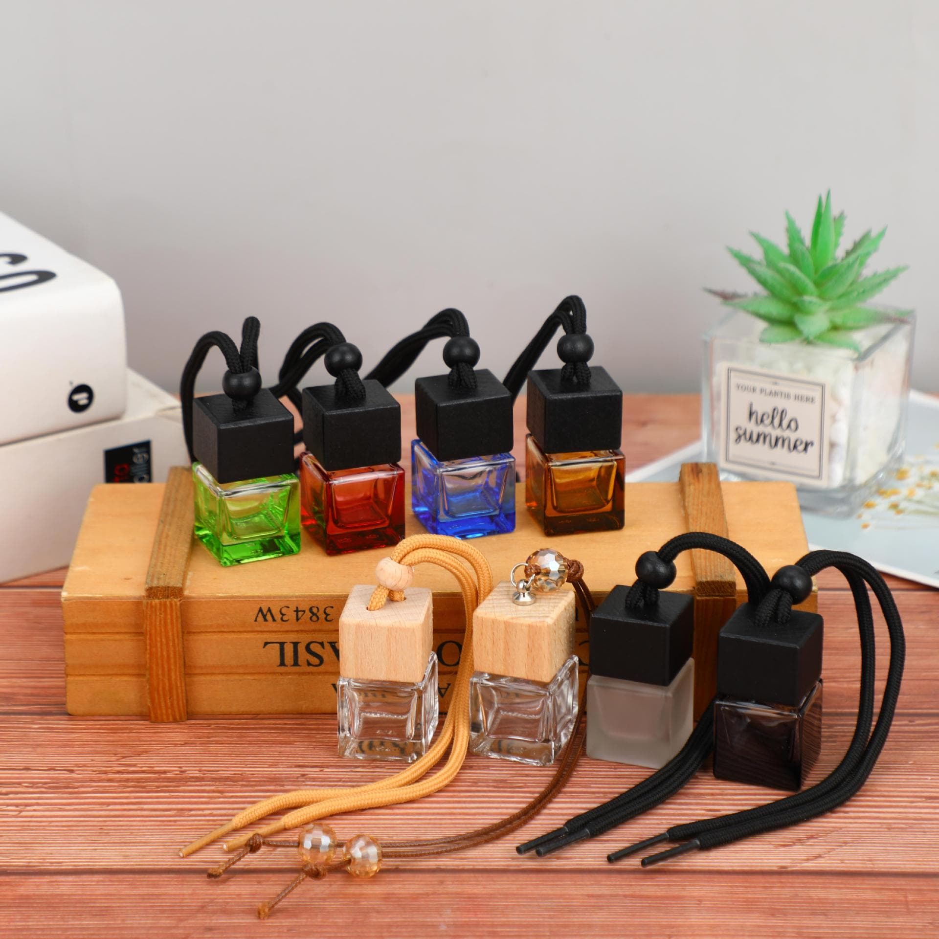 Exquisite car lanyard aromatherapy bottle with various styles, thickened glass perfume essential oil bottle, car home fragrance diffuser pendant