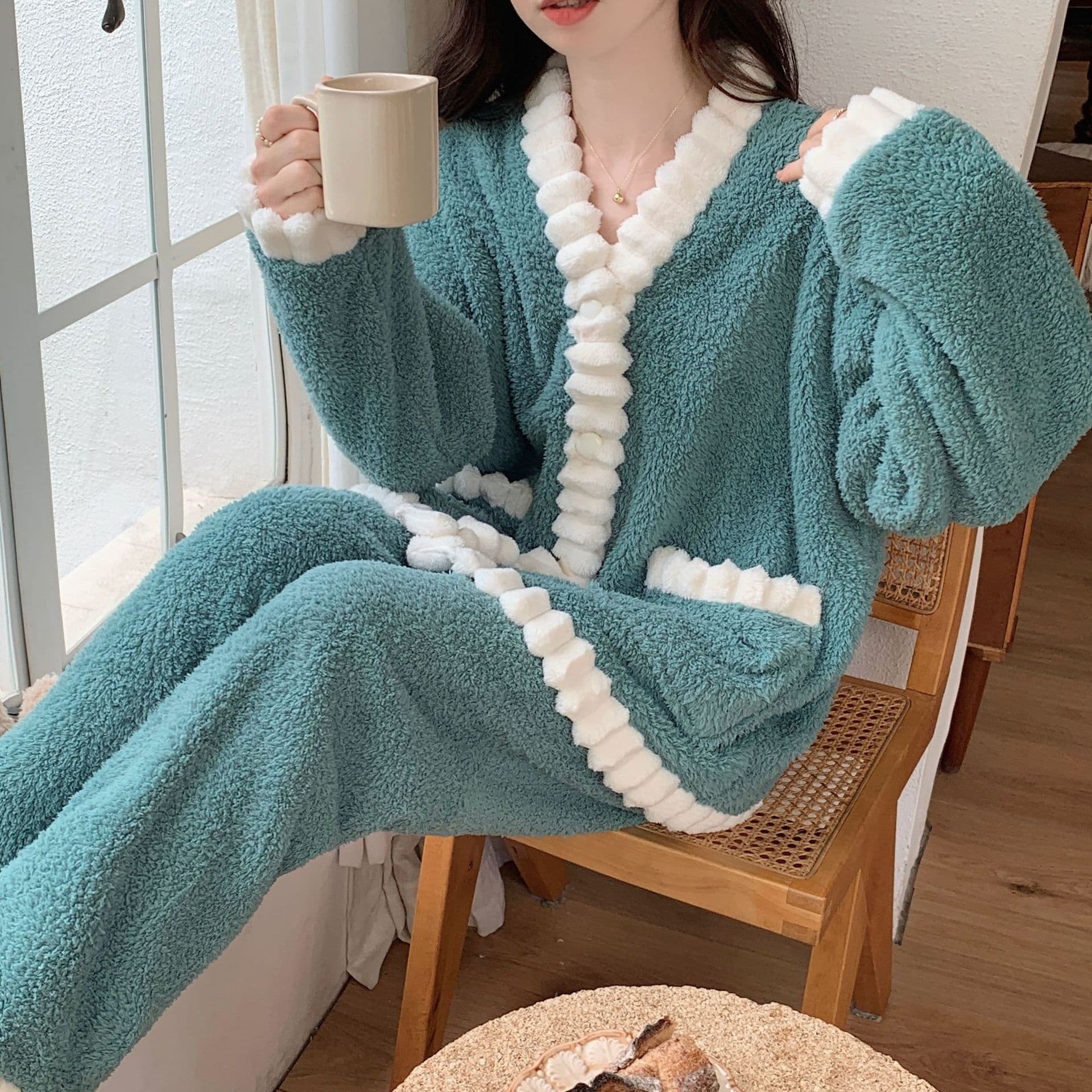 Coral Fleece Pajamas for Women, Winter Thickened Warm Set, Sweet and Cute Flannel Homewear Suitable for Outdoor Wear