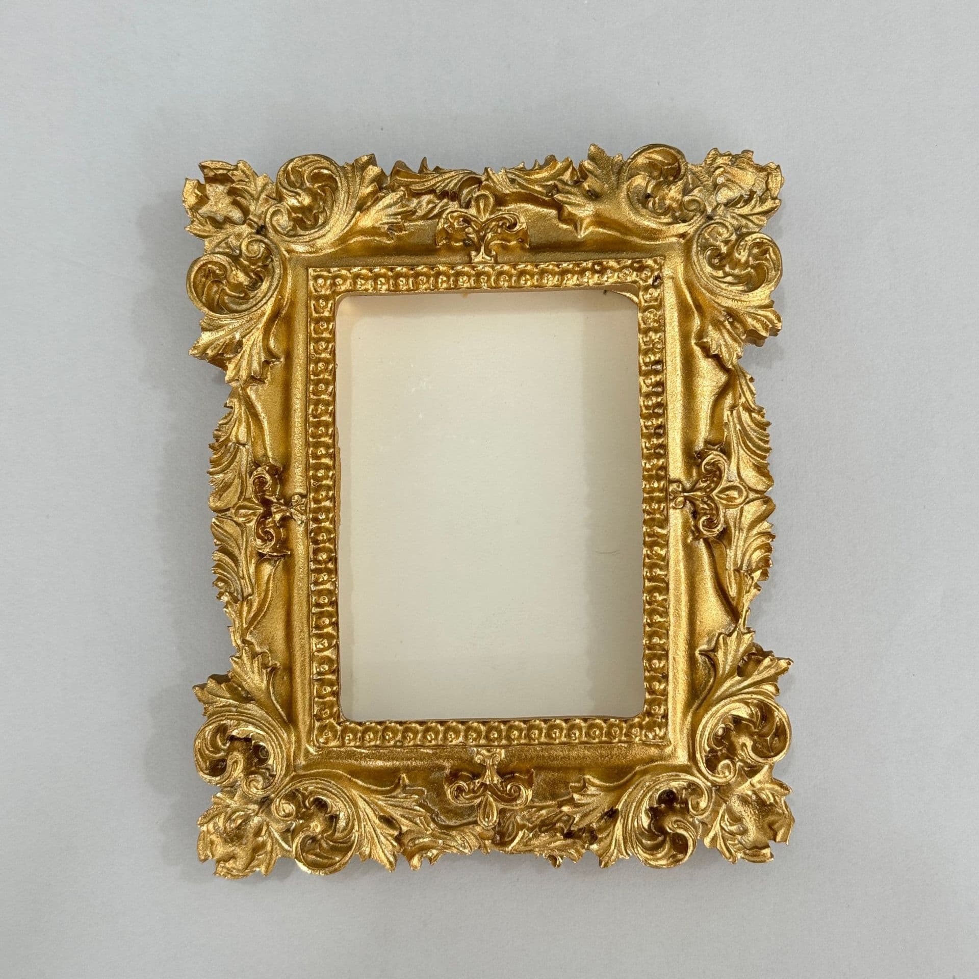 Ins-style jewelry prop for photo shoots, nail art and earring display prop, European-style embossed vintage mini resin photo frame
