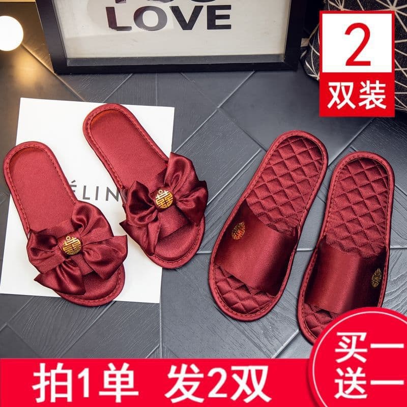 Elegant and festive red wedding slippers, a pair of summer-style luxury couple slippers, perfect for bride and groom's wedding dowry.