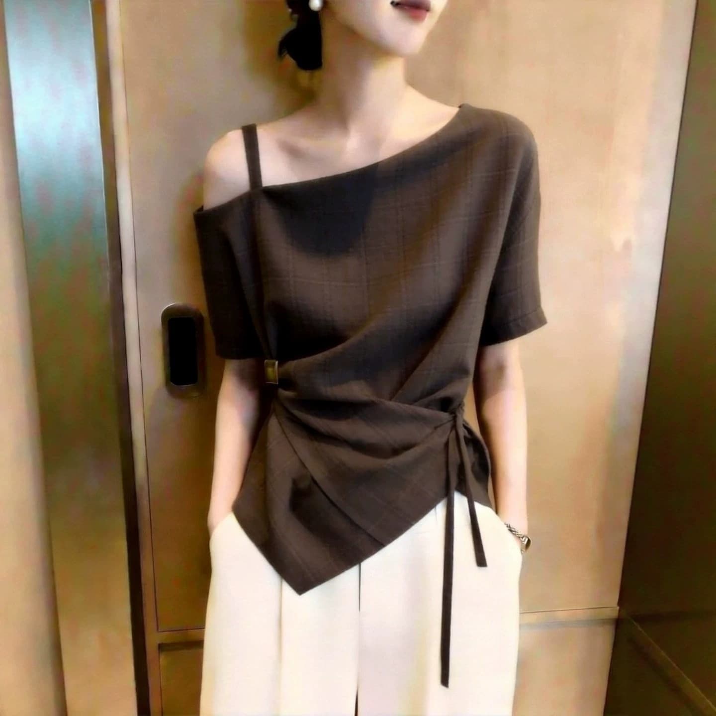 2026 summer light mature style oblique shoulder strap waist top for women brown design sense of high-end niche temperament small shirt