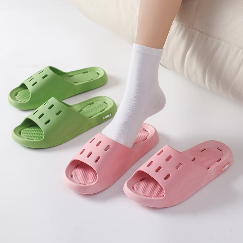 Quick delivery leak-proof slippers women anti-slip soft sole home shoes couples hotel hollow-out bath anti-odor sandals