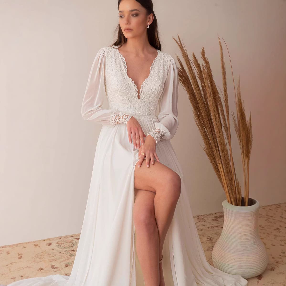 French high-end lightweight wedding dress 2026 new, V-neck elegant portrait travel photography wedding dress, slit wedding gown