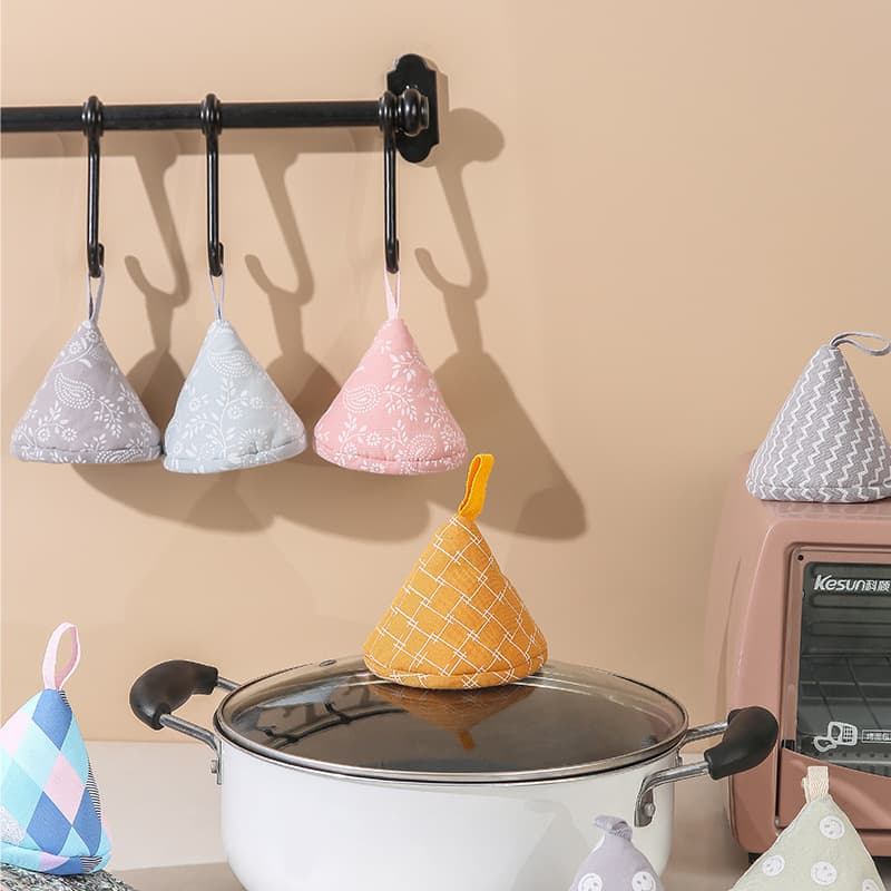 Cute Japanese Style Triangle Heat Resistant Pot Lid Cover Kitchen Cast Iron Pot Handle Hand Gloves for Casserole Pot Ear Covers