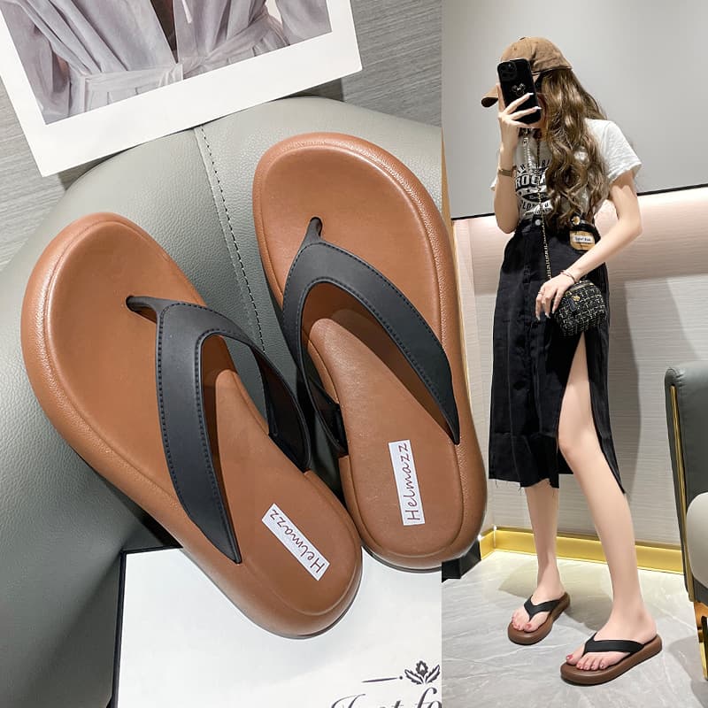 New summer flat, stylish, non-slip, water-resistant flip-flops for women, casual wear, and perfect for young women.