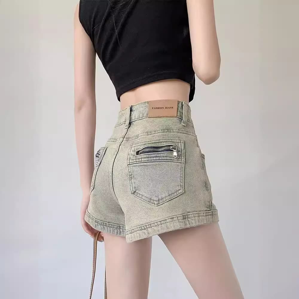 Hot retro American denim shorts for petite women, new design, high-waisted A-line slimming wide-leg shorts.