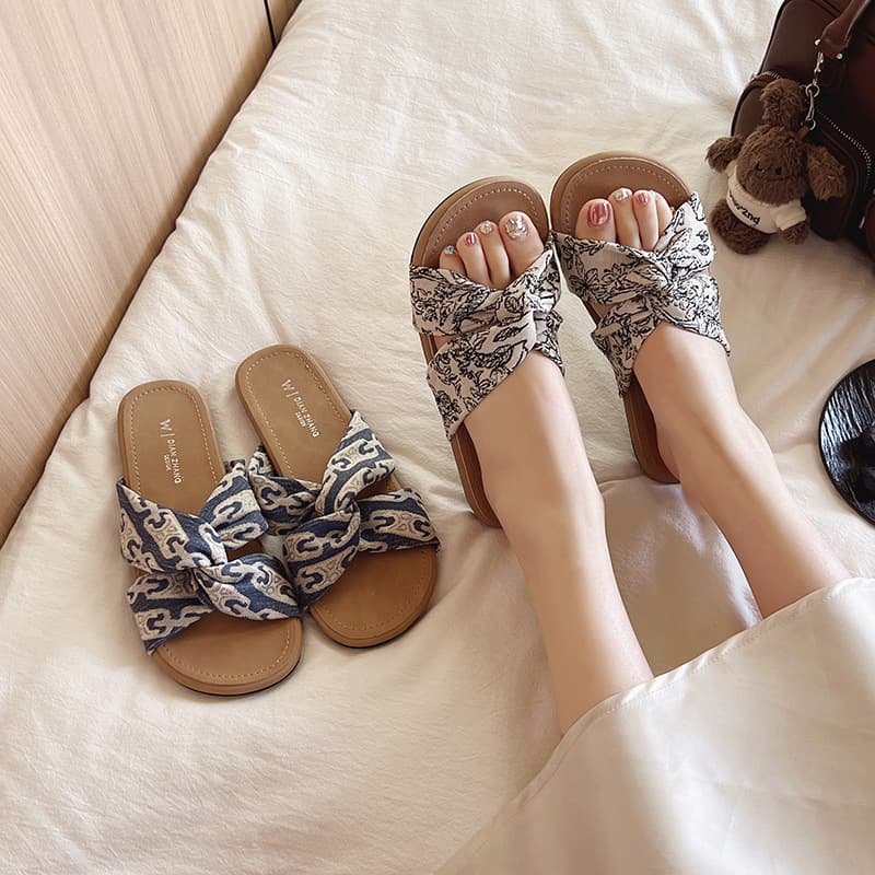 Flat slippers for women for summer outerwear, beautiful soft-soled lazy fashion crossover gentle non-slip new Chinese style one-line sandals