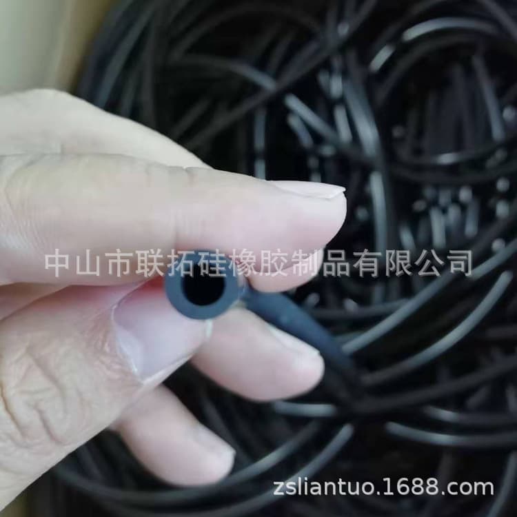 Black silicone hose with inner diameters 2/2.5/3/3.5/4/4.5/5/6mm, silicone sleeve, customizable for oil injection.