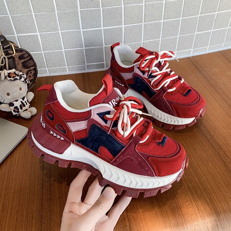 European popular sports color-blocked dad shoes for women 2026 spring and autumn new style showing feet small versatile casual Forrest Gump sneakers