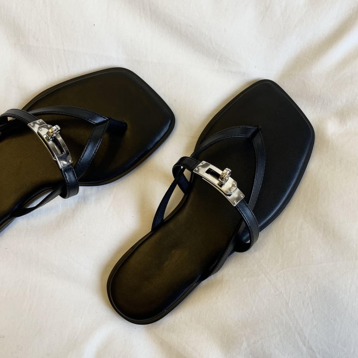 Sheepskin Version "Korean New Style Niche Horsebit Clip-Toe Flat Sandals for Women, Versatile and Wearable Outdoors