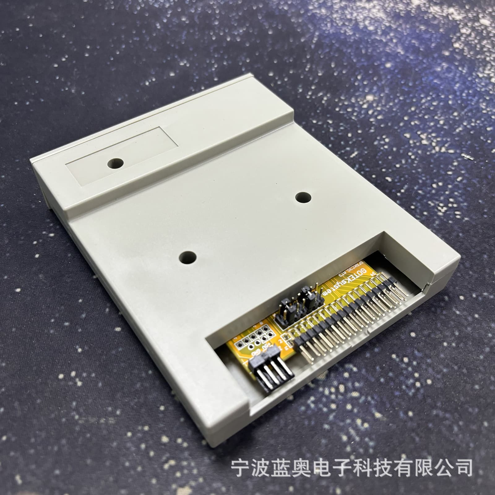 The universal embroidery machine uses a simulated floppy drive; the USB flash drive will not be formatted (SFR1M44-FUE).