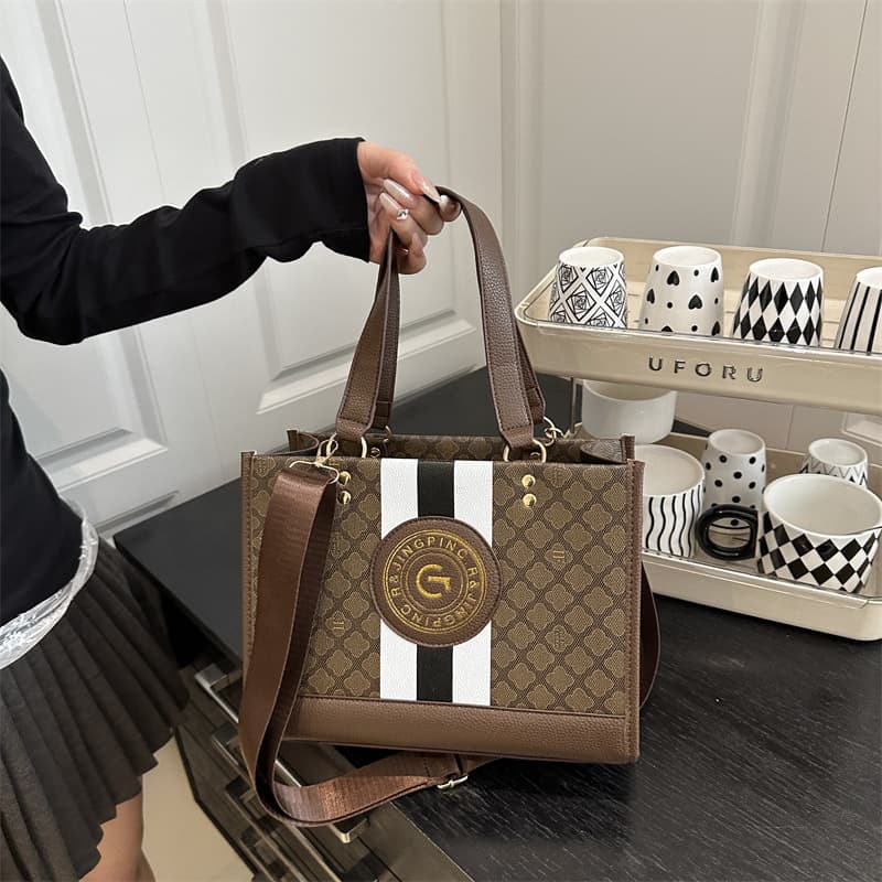 New Splicing Color 2025 Hot Stamping Fashionable Simple Foreign Style Large Capacity Commuter Satchel Shoulder Crossbody Armpit Bag for Women