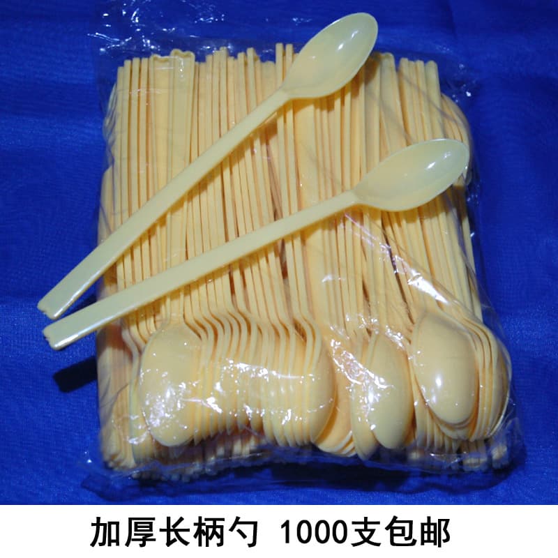 Disposable plastic long ice spoon for ice cream, grass jelly, double-skin milk, milk tea, and shaved ice.