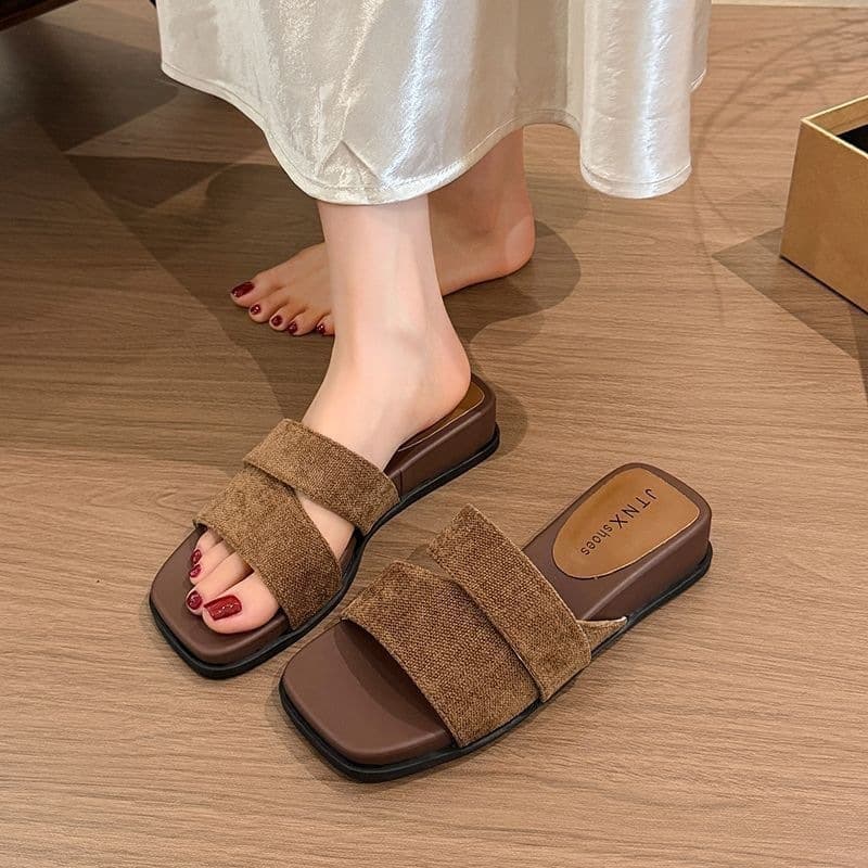French Elegant Comfortable Sandals for Women 2026 Summer New Style Stunning Beach Flip Flops