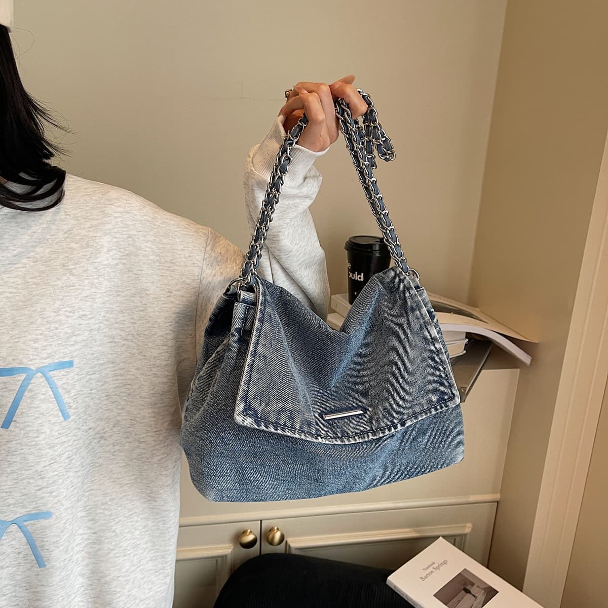 Denim-style shoulder bag with vintage texture and metal double-chain design, trendy and unique, large-capacity denim tote bag
